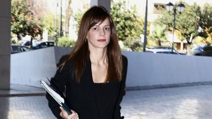 Αχτσιόγλου: “Στις επιχειρήσεις που είχαν κλείσει με κρατική εντολή δεν υπάρχει καμία προστασία από τις απολύσεις”