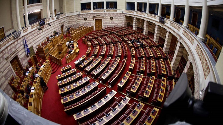 Βουλή: Κόντρα Κυβέρνησης-ΝΔ για προσλήψεις σε δήμους και εκλογική τροπολογία
