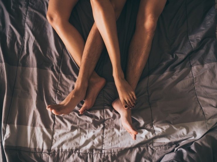 Две девки развели парня на секс дразня своими ножками