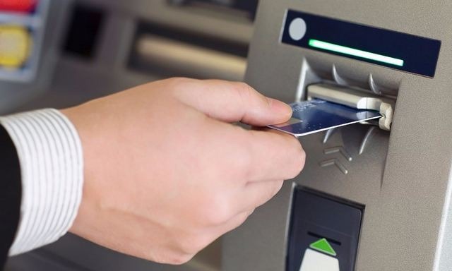 Καταργούνται από τη Δευτέρα οι περιορισμοί στις αναλήψεις μετρητών