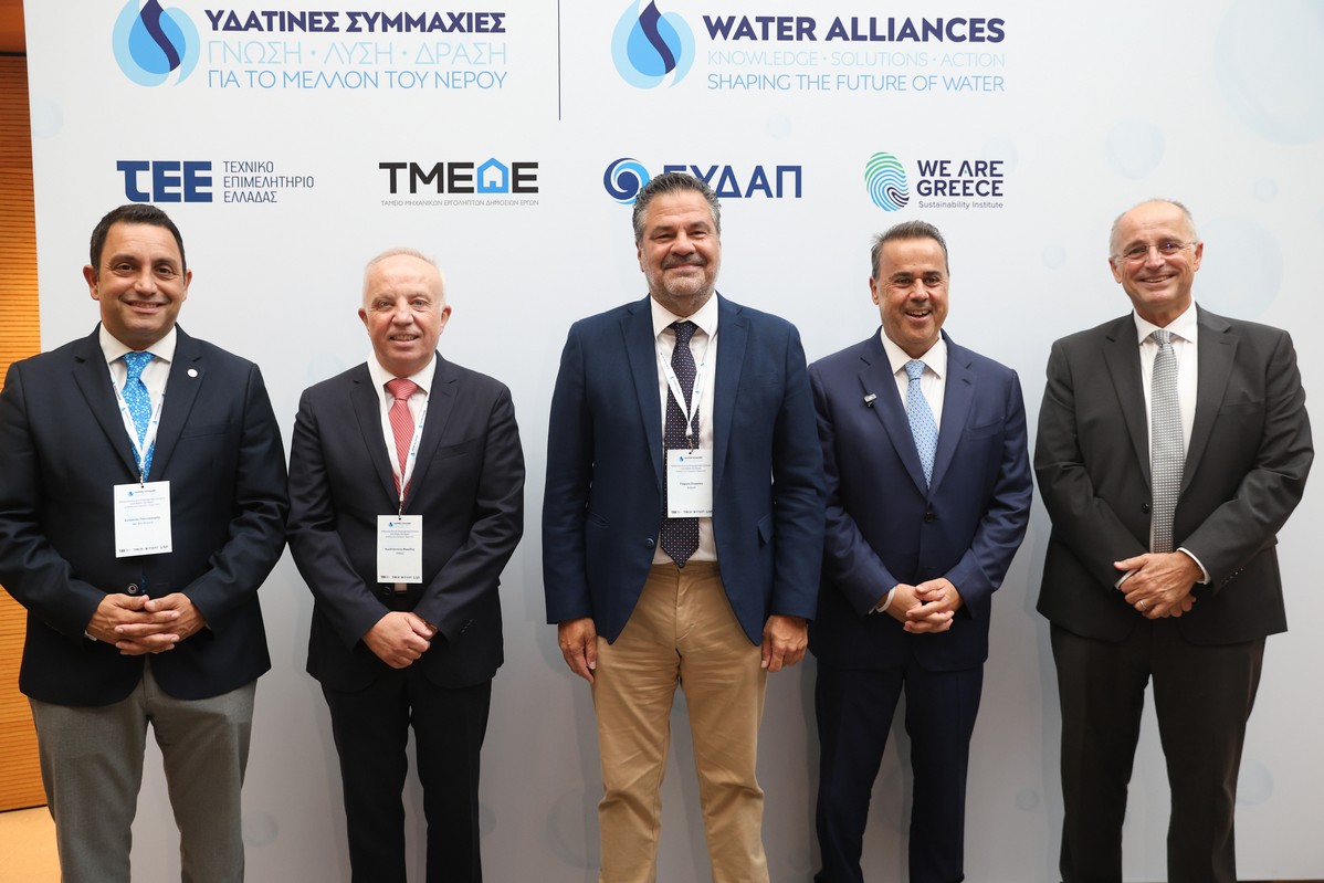 Από αριστερά:  Αντώνης Γιαννικουρής, Πρόεδρος Ινστιτούτου We Are Greece, Κωνσταντίνος Μακέδος, Πρόεδρος ΤΜΕΔΕ, Γιώργος Στεργίου, Πρόεδρος ΔΣ ΕΥΔΑΠ, Σταύρος Παπασταύρου, Υπουργός Περιβάλλοντος και Ενέργειας, Χάρης Σαχίνης, Διευθύνων Σύμβουλος ΕΥΔΑΠ