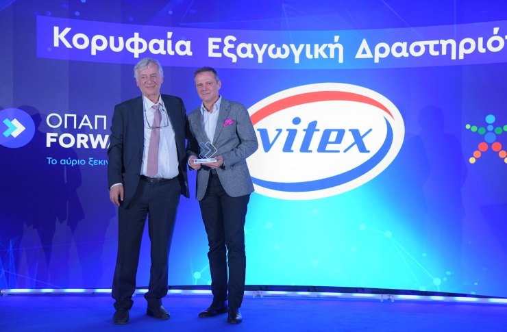 Ο Πρόεδρος της ΕΕΕΠ, Δημήτρης Ντζανάτος, και ο Αρμόδιος Γιαννίδης, Αντιπρόεδρος και Διευθύνων σύμβουλος της εταιρείας Vitex που βραβεύτηκε για την Κορυφαία Εξαγωγική δραστηριότητα