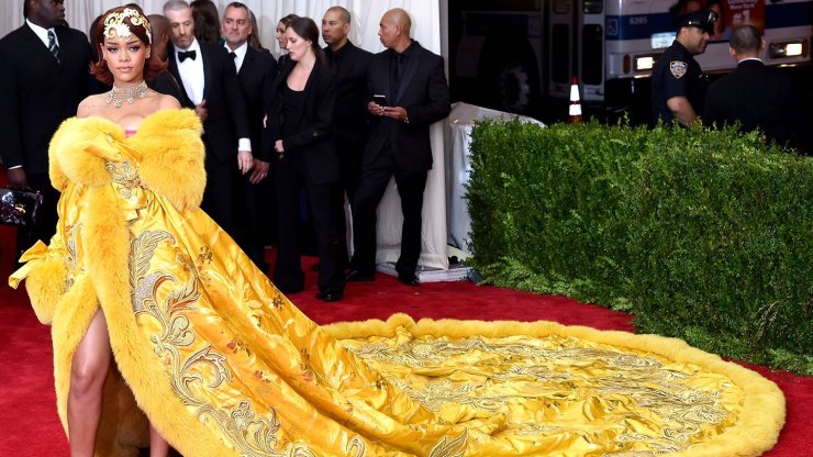 Rihanna, φόρεμα Guo Pei