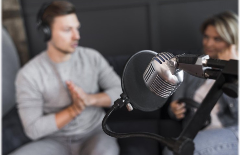 Η Apple μπαίνει δυναμικά στα video podcasts (με ads), απέναντι σε YouTube και Spotify