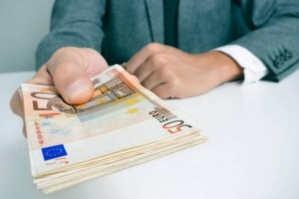 Άνοιξε η στρόφιγγα των δανείων στις επιχειρήσεις – Μειώθηκαν οι καταθέσεις των νοικοκυριών