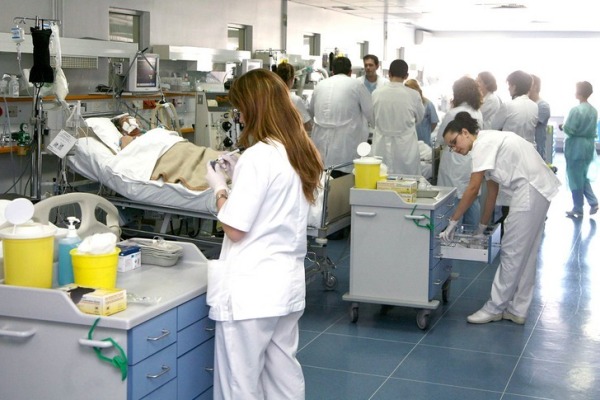 Πώς δεν θα μείνουν χωρίς ασφάλιση 400.000 επαγγελματίες και αγρότες