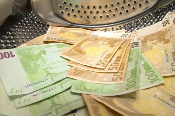 Φύλλο και φτερό θυρίδες και καταθέσεις από την Αρχή ξεπλύματος