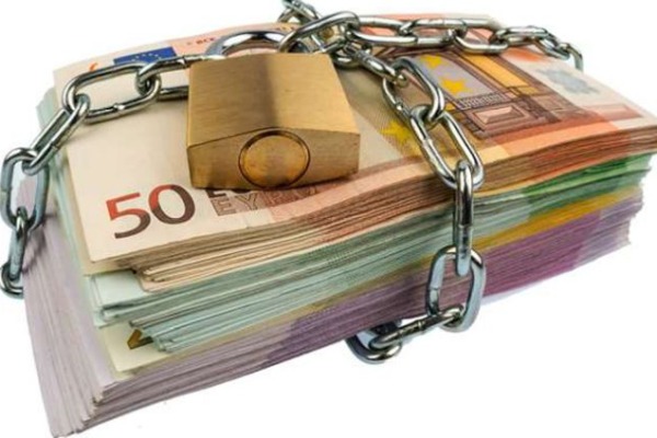 Οδηγίες της ΑΑΔΕ για κατασχέσεις καταθέσεων σε 9 βήματα