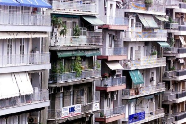 Υπερτιμημένα κατά 25% τα ακίνητα στην Ελλάδα, λέει η Κομισιόν