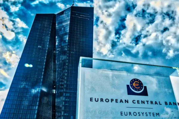 ΕΚΤ: Κράτησε αμετάβλητα τα επιτόκια – Ανησυχεί για νέα έκρηξη των ενεργειακών τιμών