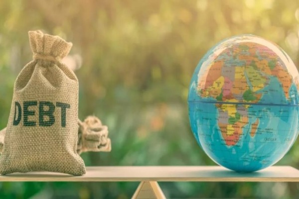 «Βουνό» 251 τρισ. το παγκόσμιο χρέος – Ο ρόλος ΗΠΑ-Κίνας κα η θηλιά των ελλειμμάτων