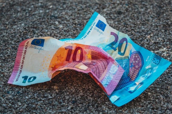 Ακρίβεια σε τρόφιμα και υπηρεσίες έως το 2028 βλέπει η Τράπεζα της Ελλάδος