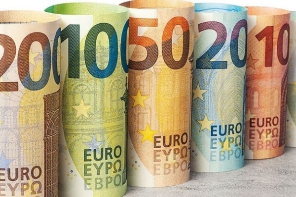 Νέοι αυστηροί κανόνες για τα μετρητά: Τι θα ισχύσει για τράπεζες και εμπόρους