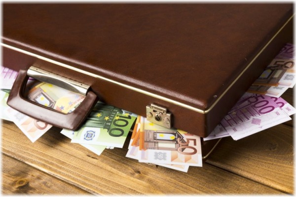 Φύλλο και φτερό θυρίδες και καταθέσεις από την Αρχή ξεπλύματος