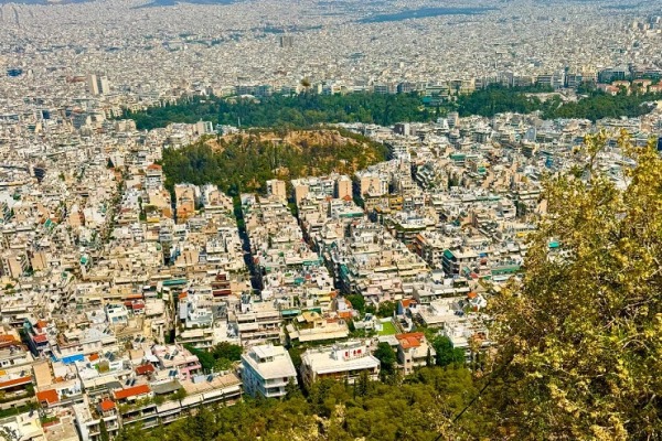 Στεγαστική ασφυξία: Η κρίση που πνίγει τα νοικοκυριά και οι λύσεις στο τραπέζι