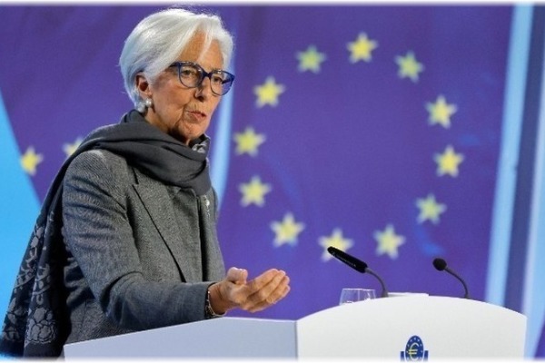 Ολική ανατροπή με τα επιτόκια – Σενάρια αυξήσεων από ΕΚΤ και Fed 