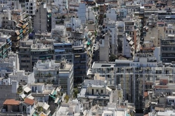 Όλα τα λεφτά στα μικρά σπίτια: Πόσο ακριβότερα πωλούνται