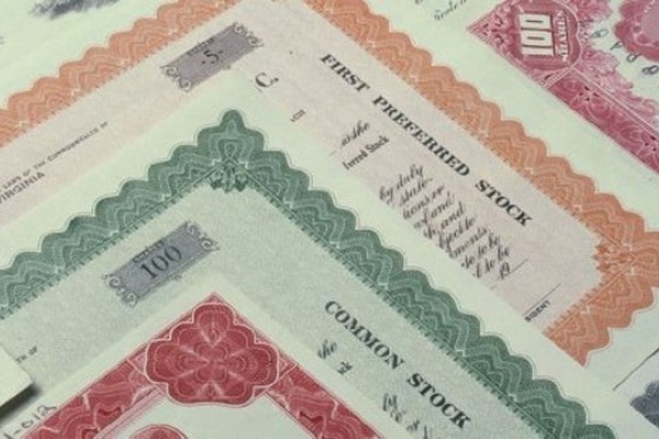 Στο βυθό τα επιτόκια των εντόκων: Κερδίζει το κράτος, χάνουν οι αποταμιευτές