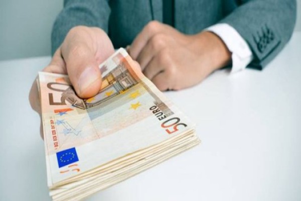 Φθηνό χρήμα στις επιχειρήσεις, ακριβό στους καταναλωτές