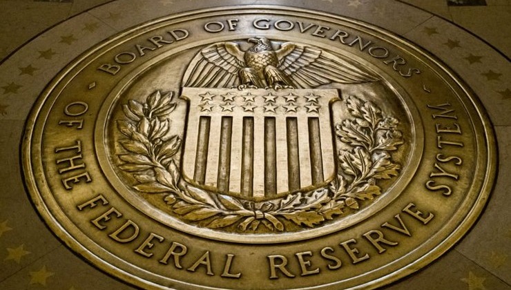 Fed: «Πάγωμα» επιτοκίων τώρα, αλλά τα "στοιχήματα" για τις μειώσεις μόλις αρχίζουν