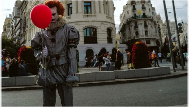 O Pennywise στο δρόμο! Διεθνής καμπάνια τρόμου για το "It: Welcome to Derry" (+trailer)