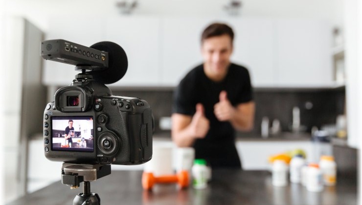 Η οικονομία των influencers ξεπέρασε το Χόλιγουντ - Και αυτό έμαθε να τους αγαπά