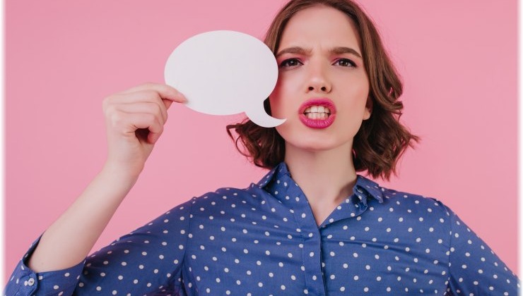 Από το "νάρκισσος" στο "woke" και το "τραυματικό": Όταν οι λέξεις αδειάζουν από νόημα