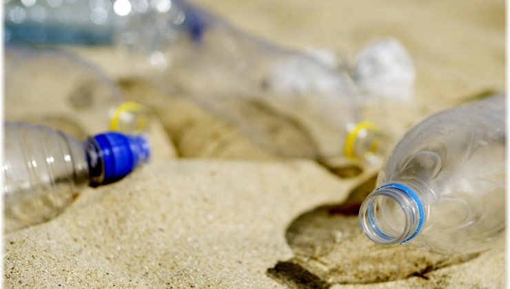 Τριπλάσια πλαστικά στο εμφιαλωμένο νερό από το νερό βρύσης!