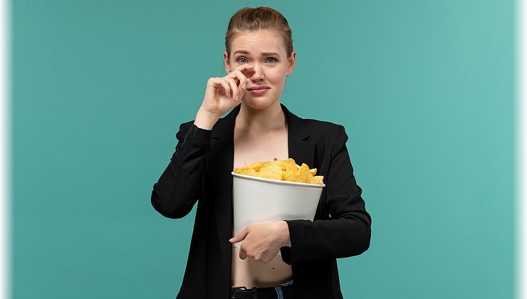 Τραγανά σνακ: Γιατί τα "λαχταράμε" και πώς τα κάνουμε υγιεινά