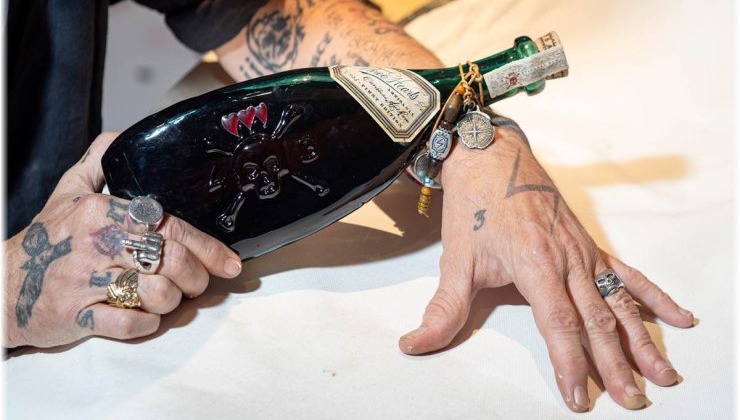 Ο Τζόνι Ντεπ λανσάρει ρούμι με φιάλη εμπνευσμένη από τα τατουάζ του - Τη σχεδίασε ο ίδιος