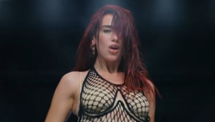 Η Dua Lipa διεκδικεί ποσό-μαμούθ από τη Samsung-Τι απαντά η εταιρεία 