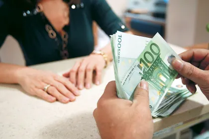 Συνταξιούχοι δύο ταχυτήτων- Μεγάλο χάσμα στις συντάξεις Δημοσίου και ιδιωτικού τομέα