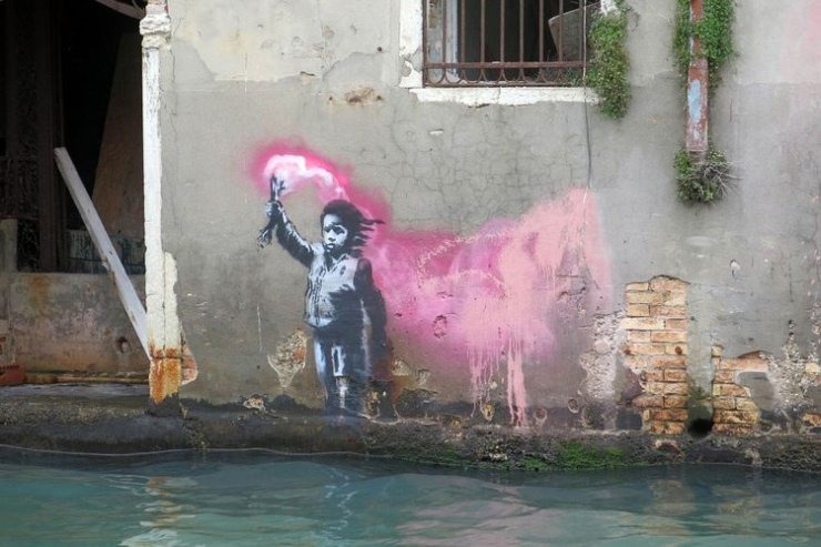 Banksy, Προσφυγοπούλα με ροζ φωτοβολίδα