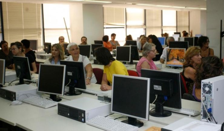 Η τρόικα ζητάει απολύσεις από το δημόσιο