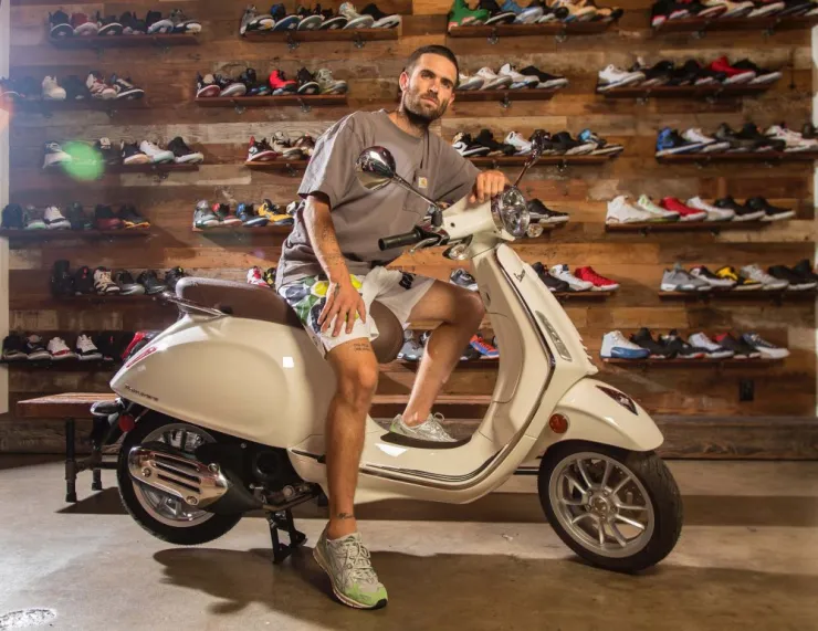 Αλλάζει στυλ στους 2 τροχούς η συνεργασία Vespa - Sean Wotherspoon