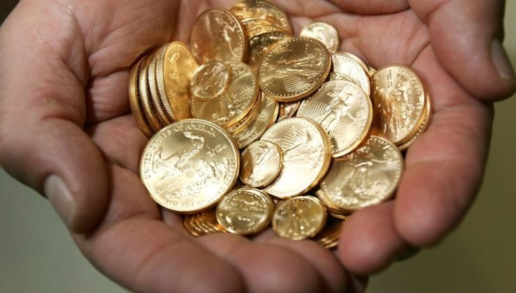 Σε μαζικές πωλήσεις χρυσών λιρών προχωρούν τα ελληνικά νοικοκυριά