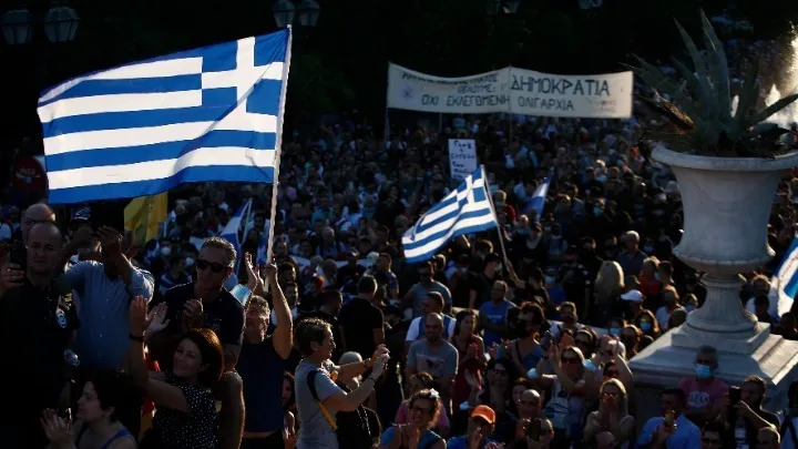 Επεισόδια σε συγκέντρωση αντιεμβολιαστών στην πλατεία Συντάγματος