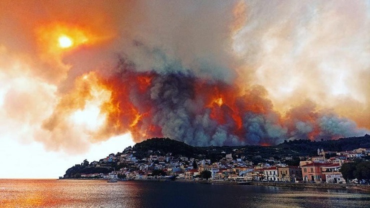 Εκκενώνονται χωριά στην Εύβοια λόγω της πυρκαγιάς | Sofokleousin