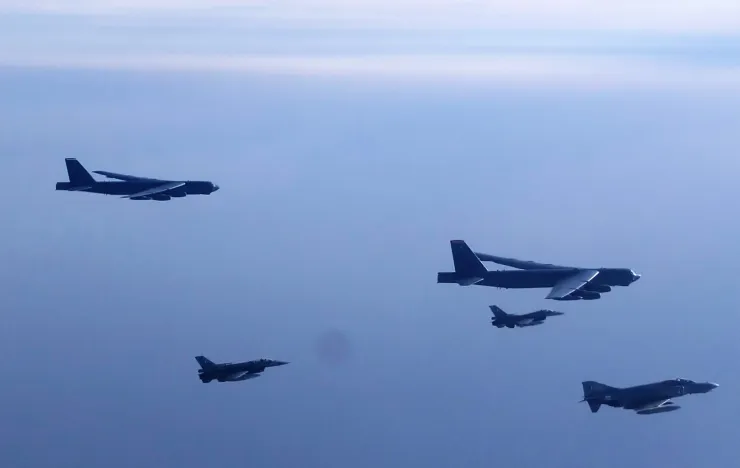Συνοδεία αμερικανικών βομβαρδιστικών B-52 από ελληνικά μαχητικά 
