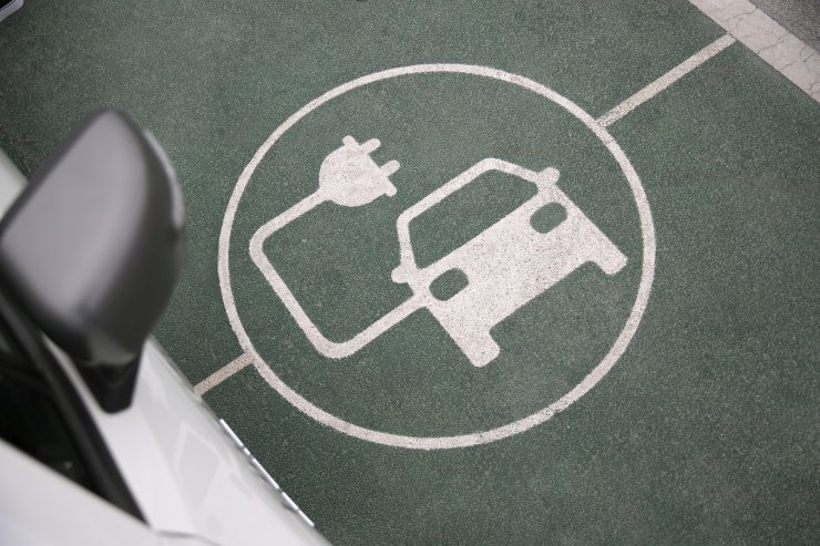 Ηλεκτροκίνηση, EVs charging - Image by freepik.com