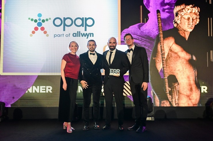 Ο Online Acquisition Director του ΟΠΑΠ, Θάνος Πάτσης, και ο Responsible Gaming Expert του ΟΠΑΠ, Σάββας Ηλιόπουλος, παραλαμβάνουν το βραβείο “Global EGR Safer Gambling Operator of the Year 2025”