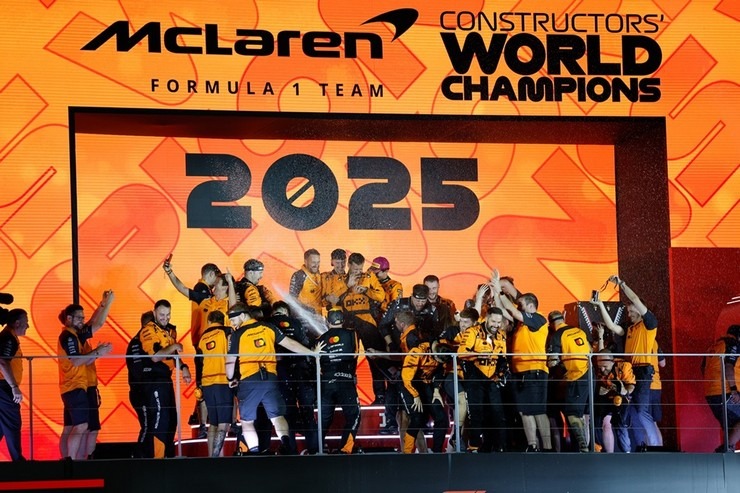 Η McLaren F1 Team πανηγυρίζει την κατάκτηση του Πρωταθλήματος Κατασκευαστών για το 2025