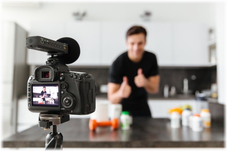 Η οικονομία των influencers ξεπέρασε το Χόλιγουντ - Και αυτό έμαθε να τους αγαπά