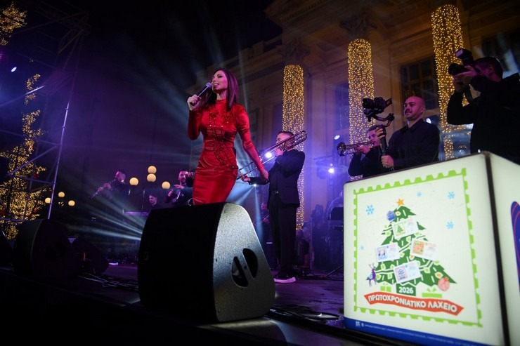 Πυροτεχνήματα, 120.000 λαμπιόνια και Λένα Ζευγαρά live στον Πειραιά