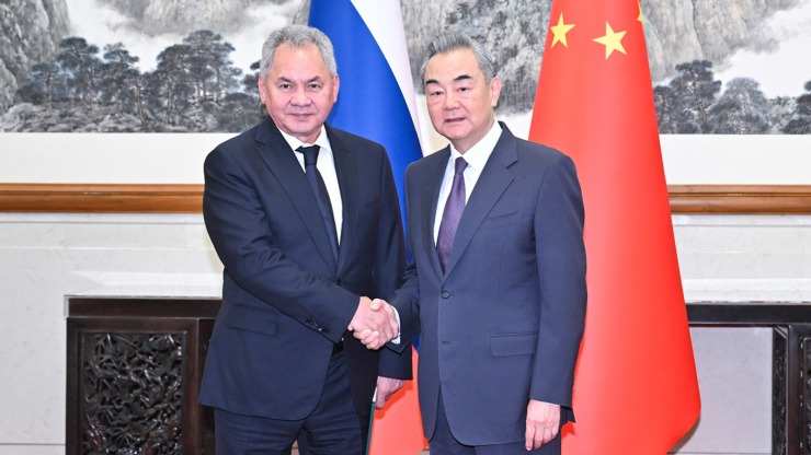 Ρωσία: Συνάντηση Σοϊγκού με τον Κινέζο ΥΠΕΞ Ουάνγκ για ζητήματα ασφαλείας