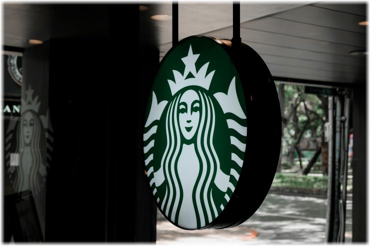 ΗΠΑ: Τρίτη εβδομάδα απεργιών στα Starbucks - Μεγάλη συγκέντρωση στη Νέα Υόρκη