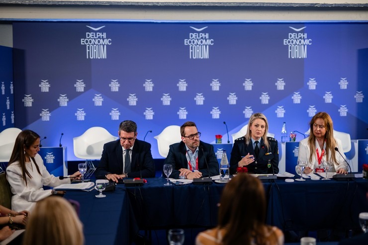 Η Δόμνα Μιχαηλίδου τόνισε τον κίνδυνο και την έκθεση που λαμβάνει η νέα γενιά. «Περνάμε την ευθύνη από τον γονέα στο κράτος. Η Ελλάδα δεν ακολουθεί, αλλά πρωτοπορεί στην Ευρώπη»