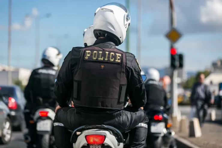 Έκαναν τους υπαλλήλους εταιρείας ηλεκτρικής ενέργειας για να κλέψουν 99χρονη 
