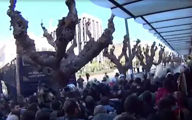 Ξύλο μεταξύ διαδηλωτών του ΠΑΜΕ και των ΜΑΤ