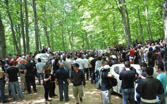 Εριξαν συμβολικά τμήμα της περίφραξης στο εργοτάξιο των Σκουριών